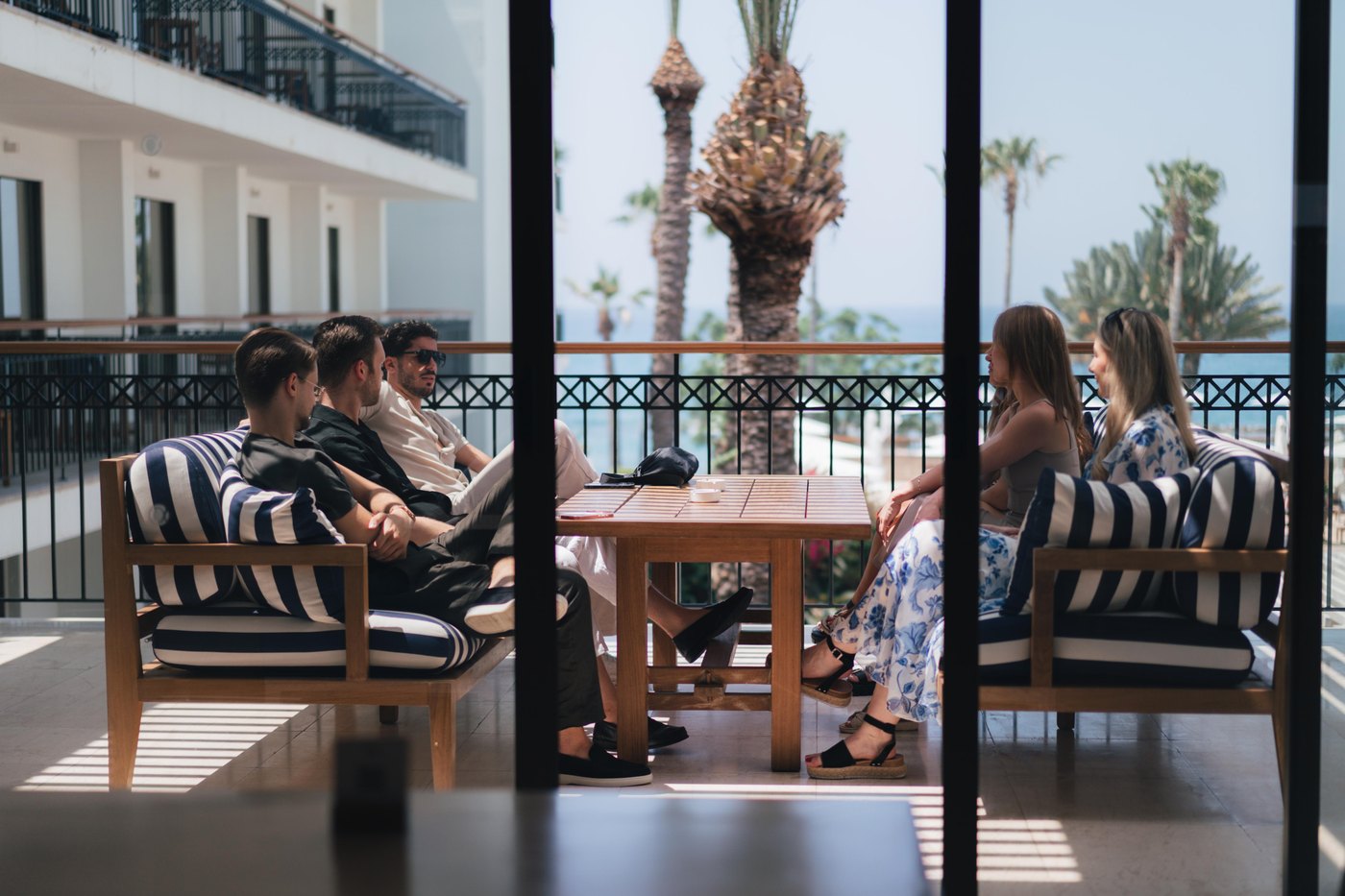 Team arbeitet auf einer Terrasse am Meer